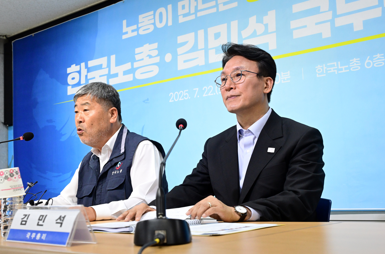 김민석(오른쪽) 국무총리가 22일 오후 서울 영등포 토토사이트 디오스을 방문해 김동명 토토사이트 디오스 위원장의 인사말을 듣고 있다. [뉴시스]