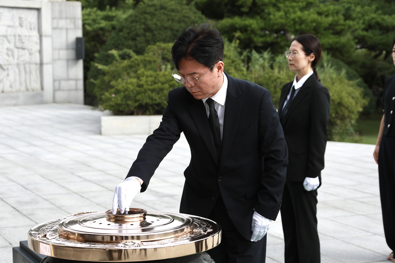 김영훈 고용노동부 토토사이트 토실장, 현충원 참배 [고용노동부 제공]