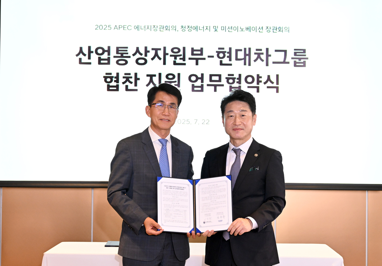 김동욱 goal 토토사이트 부사장(왼쪽)과 이호현 산업통상자원부 제2차관이 22일 현대 모터스튜디오 고양에서 기념 촬영을 하고 있다. [goal 토토사이트 제공]