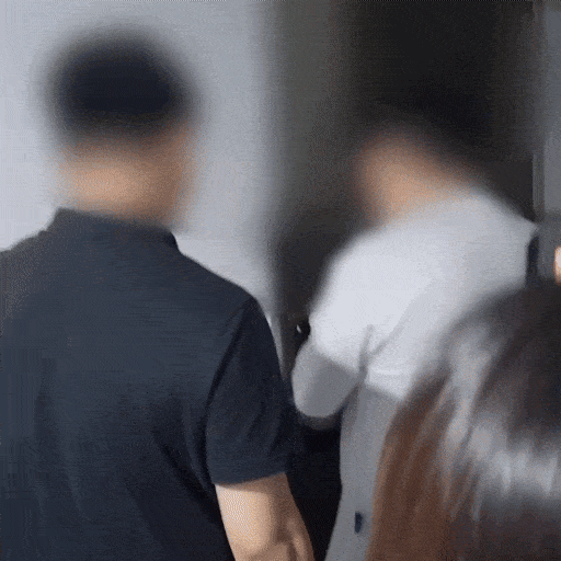 당근마켓에서 알파벳 토토 허위 매물을 올리고 피해자들을 속여 계약금을 편취한 피의자의 자택에 대한 압수수색을 하는 장면. [마포경찰서 제공]