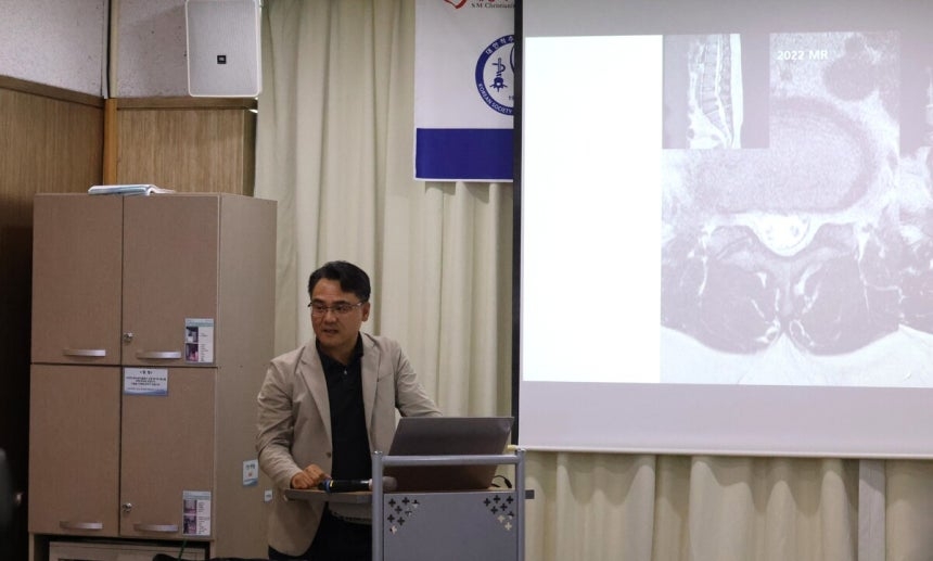 포항세명기독병원 척추센터 서보건 센터장이 ‘토토사이트 해킹 신고 대구경북지회 월례집담회’에서 발표하는 모습.[포항세명기독병원 제공]