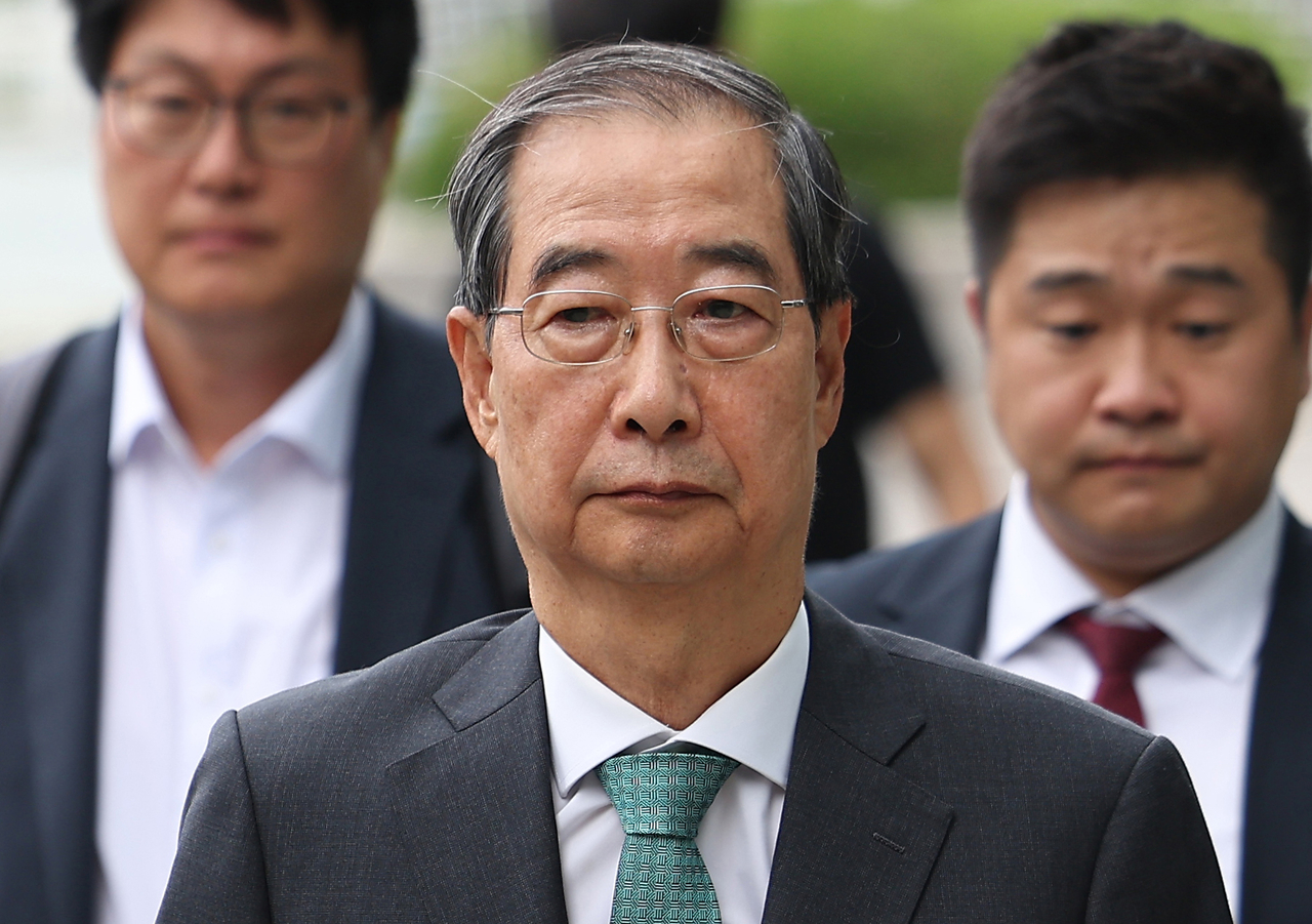 Former Prime Minister Han Duck-soo appears at special counsel Cho Eun-suk's office in southern Seoul on July 2, to undergo questioning over former President Yoon Suk Yeol's martial law bid. (Yonhap)