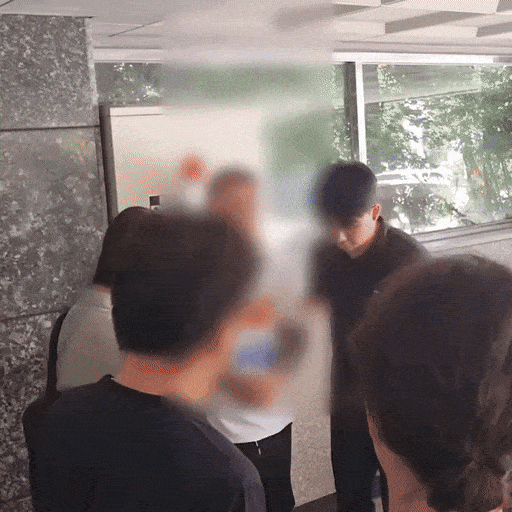 당근마켓에서 알파벳 토토 허위 매물을 올리고 피해자들을 속여 계약금을 편취한 피의자 체포장면. [마포경찰서 제공]