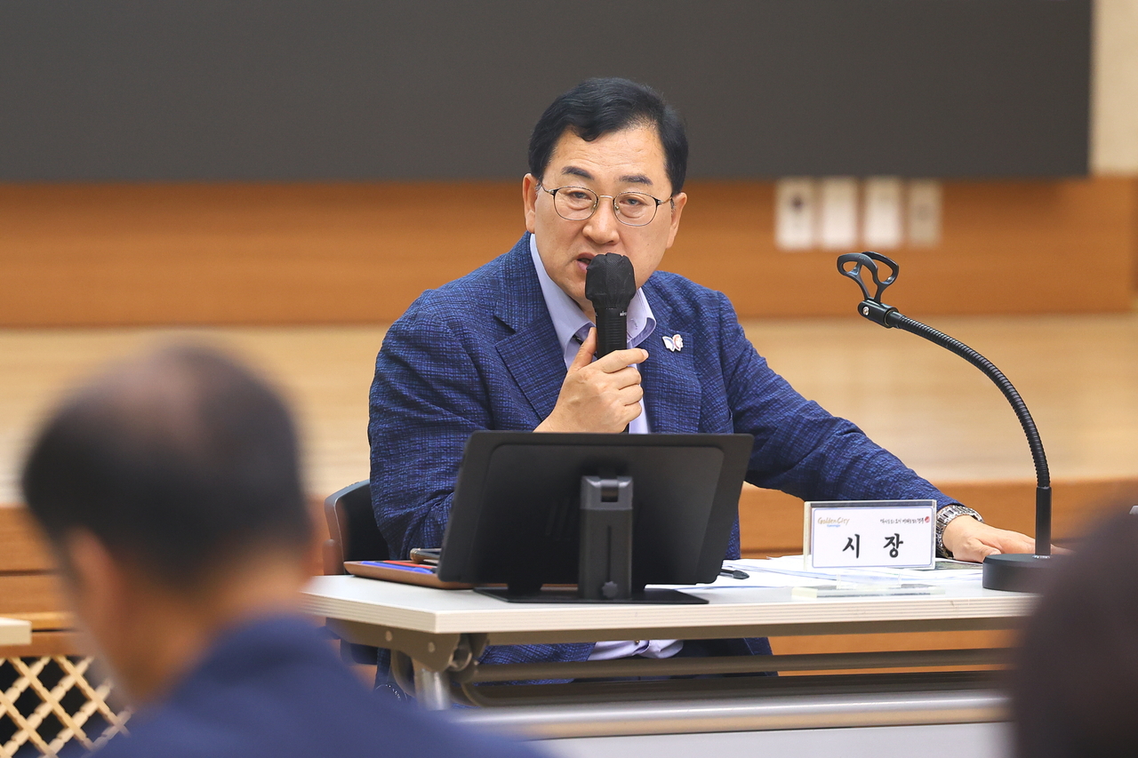 주낙영 경주시장이 확대간부회의를 주재하고 집중호우 피해 확인과 하반기 정책과제를 점검하고 있다.[경주시 제공]
