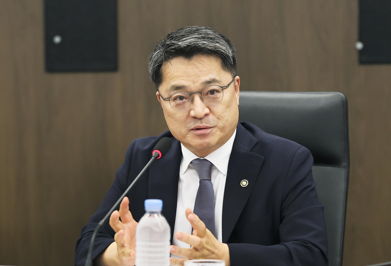 This photo shows First Vice Industry Minister Moon Shin-hak speaking at a meeting on the response to US tariff measures held in Seoul, on July 8. (Yonhap)