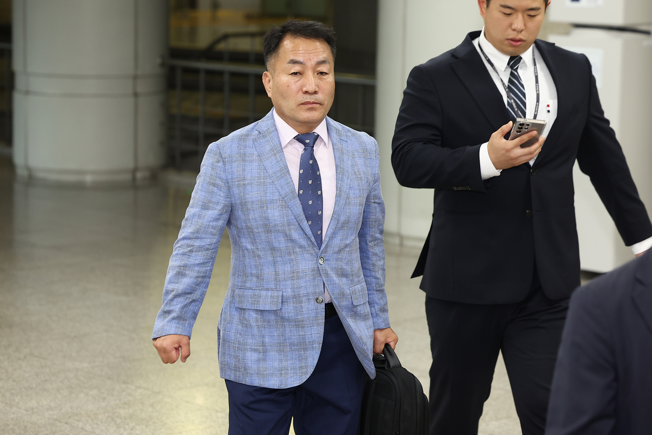 Former Marine Corps Commandant Kim Kye-hwan (center) appears at the Seoul Central District Court in southern Seoul to attend his arrest warrant hearing on Tuesday. (Yonhap)