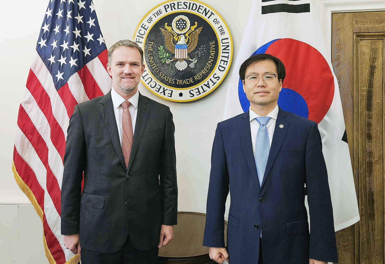 여한구 산업통상자원부 통상교섭온라인 토토사이트 신고이 지난 5일(현지시간) 미국 워싱턴 DC 미국무역대표부(USTR)에서 제이미슨 그리어 미국 무역대표부 대표와 기념 촬영하고 있다.[산업통상자원부 제공]