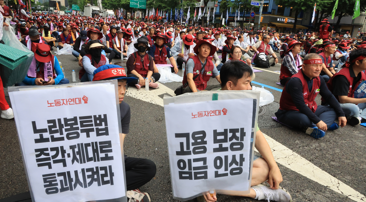 19일 서울 중구 을지로 입구역 인근에서 열린 2025민주노총, 총파업ㆍ총력투쟁 대행진 집회에서 참석자들이 구호를 외치고 있다. [연합]