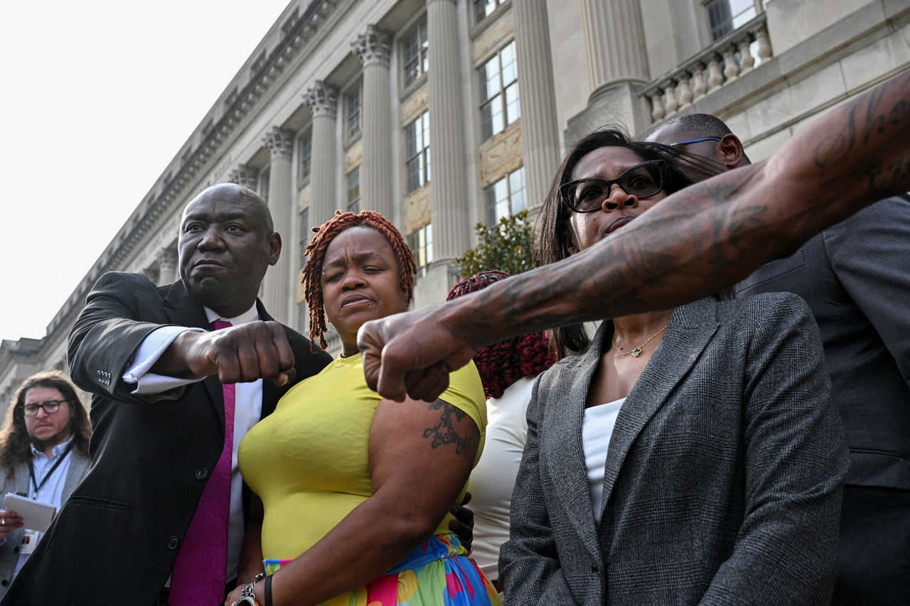 Attorney Ben Crump (left) greets a protester in front of the Gene Snyder Federal Building after the sentencing of former Louisville police officer Brett Hankison for the death of Breonna Taylor, in Louisville, Kentucky, Monday.   (Reuters-Yonhap)
