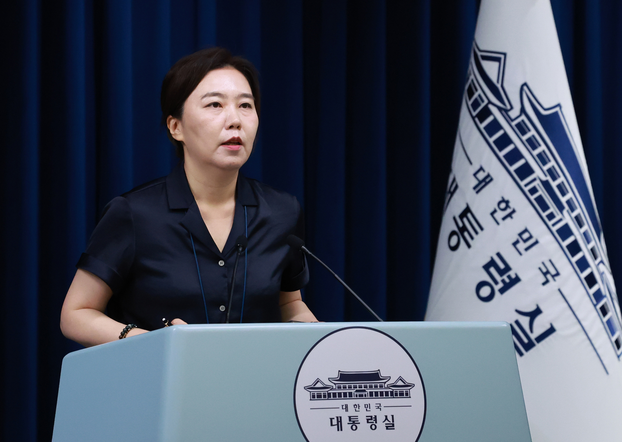 강유정 대통령실 대변인이 22일 서울 용산 대통령실 청사에서 인사 관련 브리핑을 하고 있다. [연합]