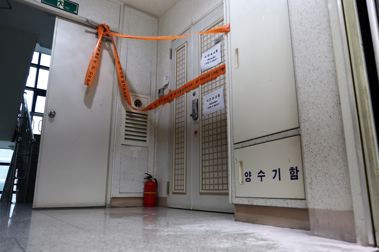 Police tape seals off the suspect’s apartment in northern Seoul on Monday after authorities discovered and removed an improvised explosive device containing accelerants and a timer. (Yonhap)
