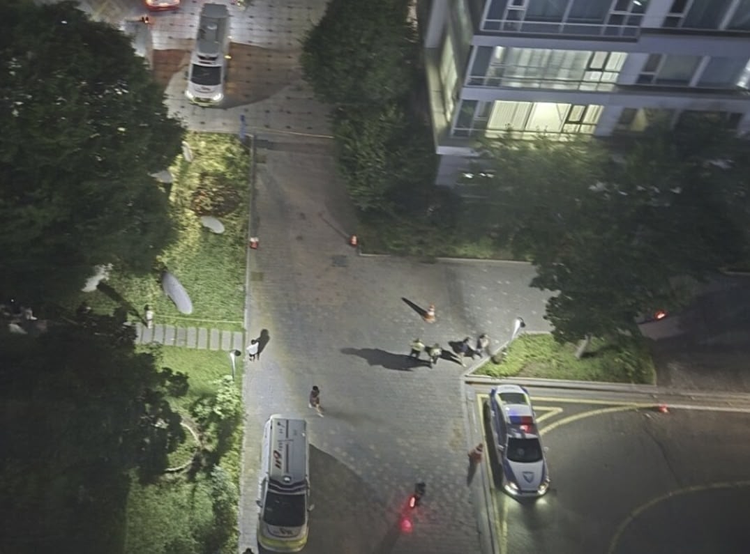 First responders gather outside an apartment complex in Incheon on Sunday after a man was shot and killed by a family member using a suspected homemade firearm, according to police. (Yonhap)