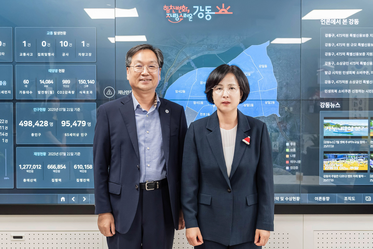 이수희 강동구청장(오른쪽)과 조현석 레고토토 교육장