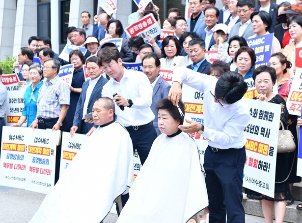 23일 백인숙 전화인증없는 토토사이트시의회 의장(오른쪽)과 문갑태 부의장이 삭발식을 갖고 있다.
