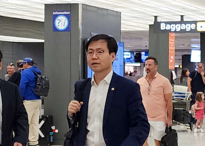 South Korea's Trade Minister Yeo Han-koo arrives at Dulles International Airport near Washington on Tuesday. (Yonhap)