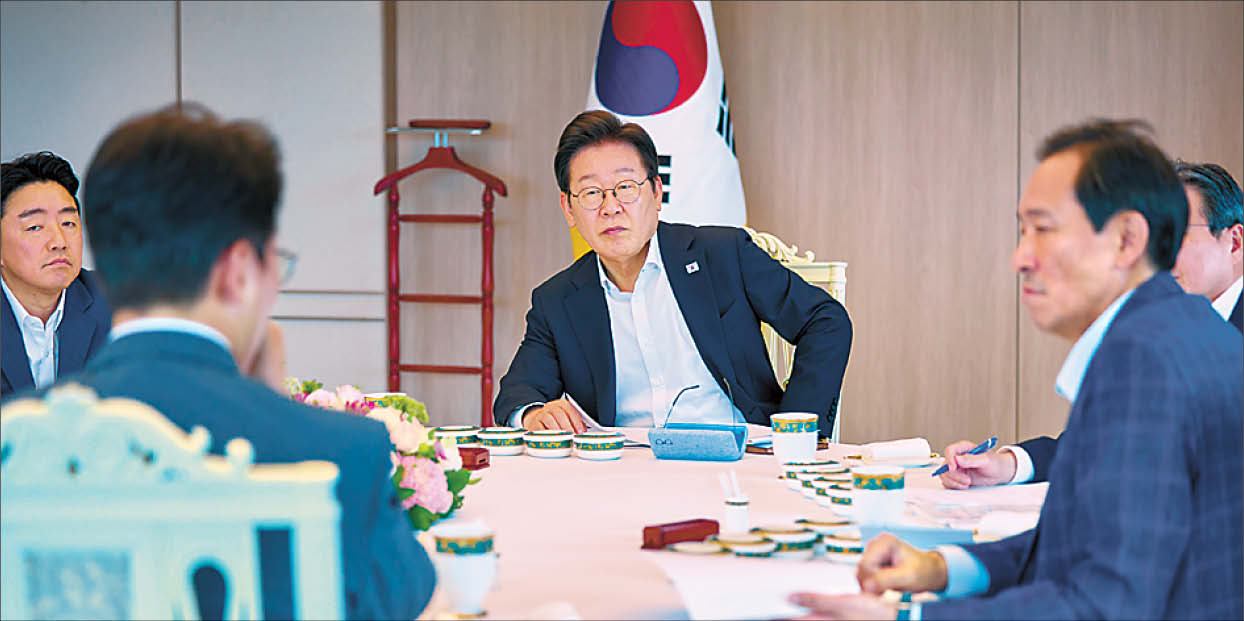 이재명 프리미어토토이 지난 21일 서울 용산 프리미어토토실 청사에서 주례 보고 회동을 하고 있다.  [연합]