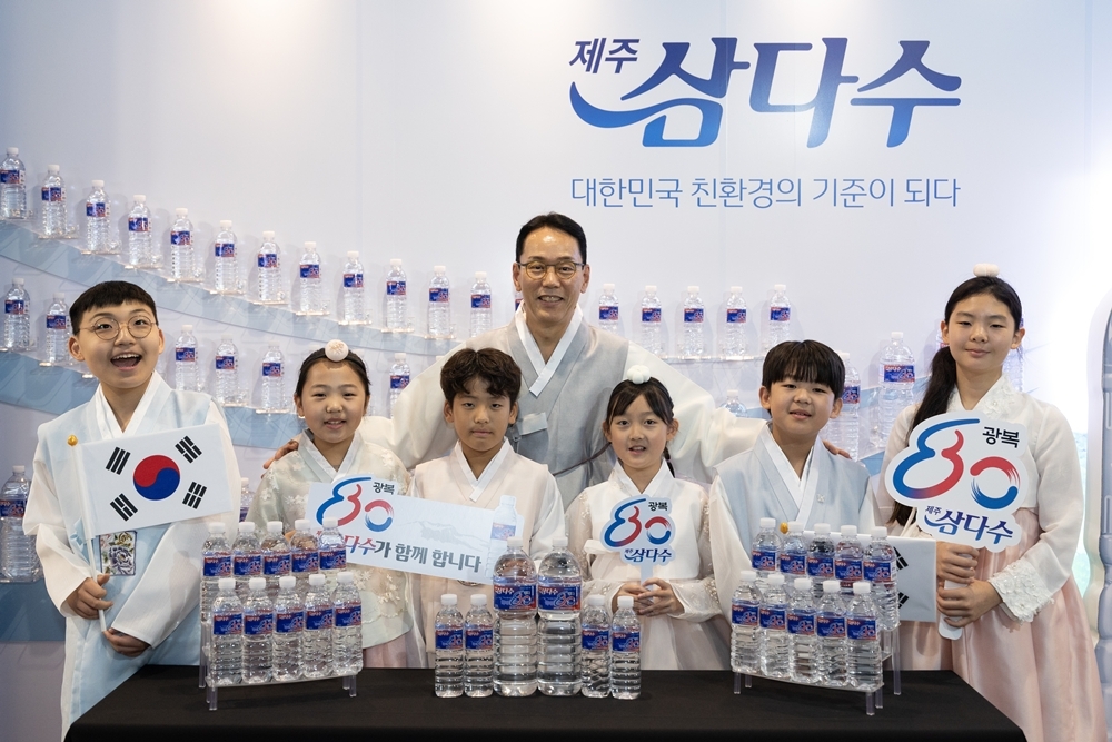 백경훈(가운데) 제주개발공사 사장이 임직원 자녀들과 토토사이트 토토나라 한정판 라벨 제품 앞에서 기념촬영을 하고 있다. [제주개발공사 제공]