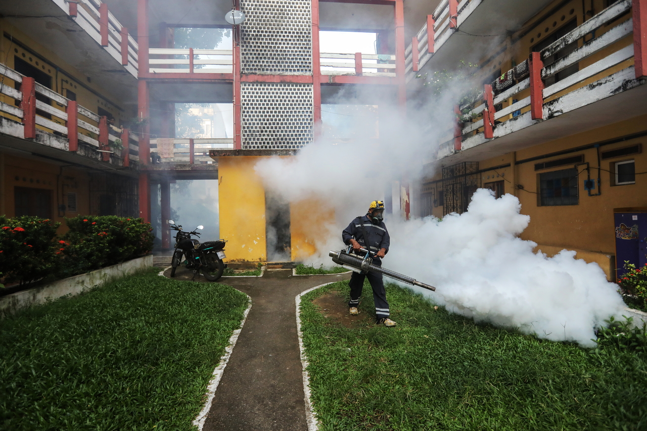 A health worker fumigates with insecticide to curb mosquito breeding in an attempt to control dengue and chikungunya fever in Colombo, Sri Lanka, July 3.   EPA-Yonhap