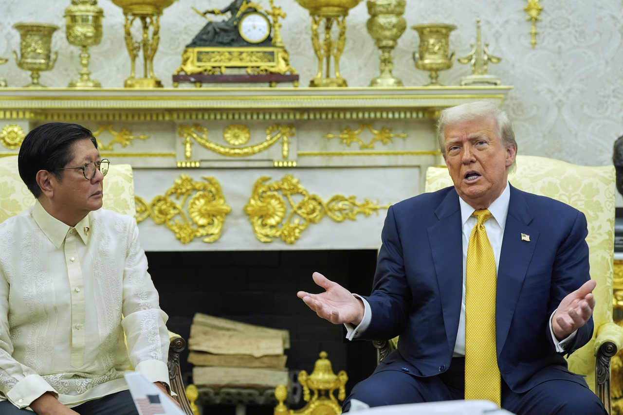 President Donald Trump (right) meets with Philippine President Ferdinand Marcos Jr. in the Oval Office of the White House in Washington on Tuesday.   AP-Yonhap