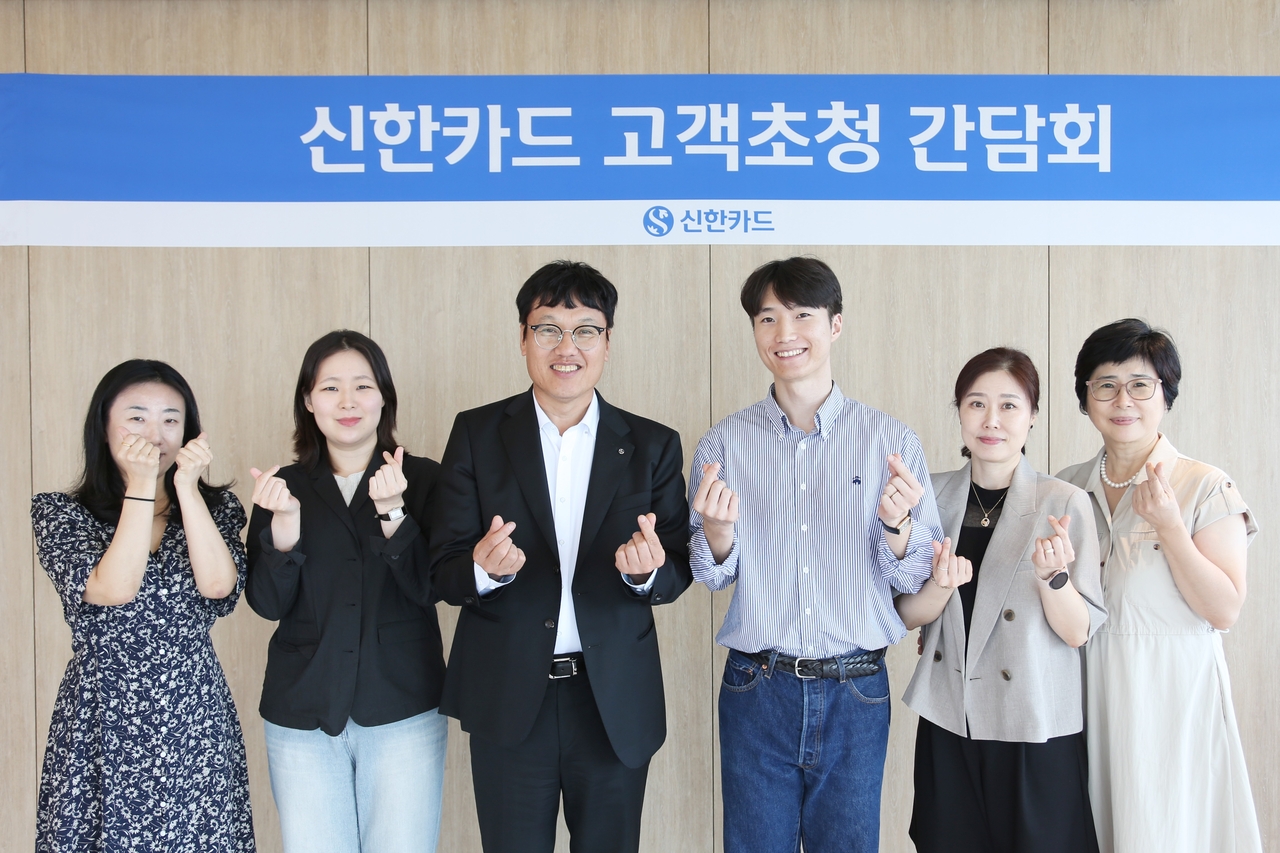 신한카드는 토토사이트 메인 디자인 자문단 5인을 초청해 간담회를 개최했다고 23일 밝혔다. 지난 21일 신한카드 본사에서 열린 간담회에 참석한 박창훈(완쪽 세번째) 신한카드 사장과 토토사이트 메인 디자인 자문단 5인이 기념촬영을 하고있다. [신한카드]