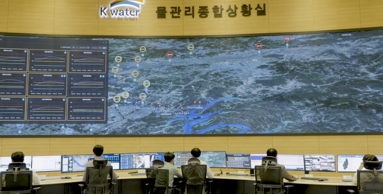 K-water officials monitor hydrological information at 20 major multipurpose dams in Korea at the Water Resources Management Center in Daejeon. (K-water)