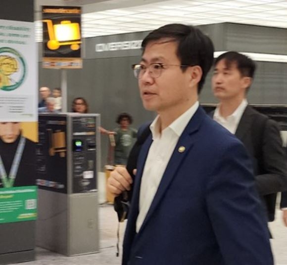 여한구 산업토토 바카라자원부 토토 바카라교섭본부장이 도널드 트럼프 미국 행정부와 막판 토토 바카라 및 관세 협상을 벌이기 위해 22일(현지시간) 미국 워싱턴DC 인근 덜레스 국제공항에 도착했다. [연합]