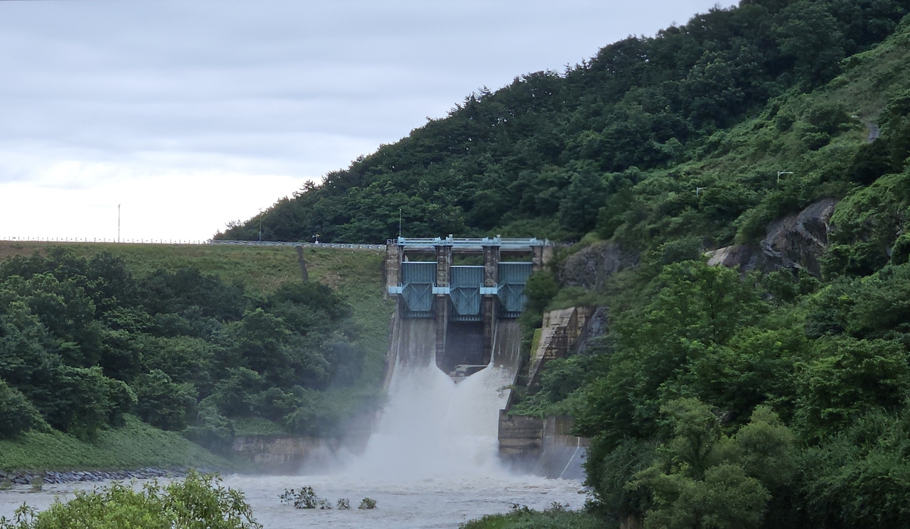 Water is discharged from Boryeong Dam in Boryeong, South Chungcheong Province, at 7 p.m., July 17, when a water release rate of 200 metric tons per second was observed.  (K-water)