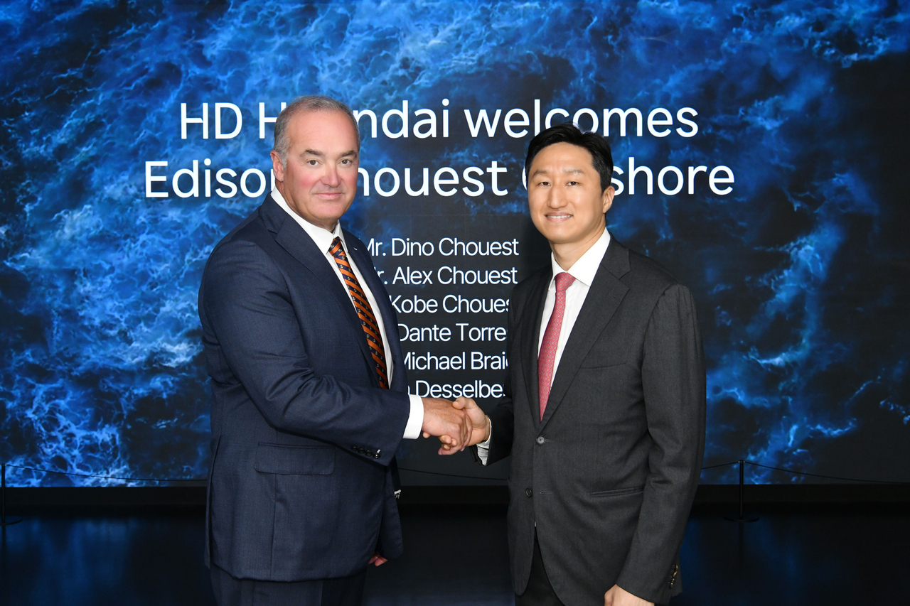 HD Hyundai Executive Vice Chairman Chung Ki-sun (right) shakes hands with Dino Chouest, CEO of Edison Chouest Offshore, at the Korean conglomerate's R&D center in Pangyo, Gyeonggi Province, on Tuesday. (HD Hyundai)