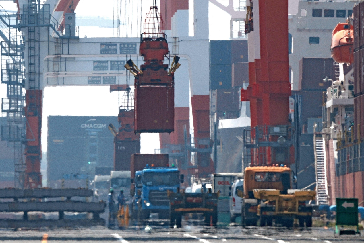 Containers are loaded onto a ship at the international cargo terminal at the port of Tokyo on July 8, 2025. (AFP-Yonhap)
