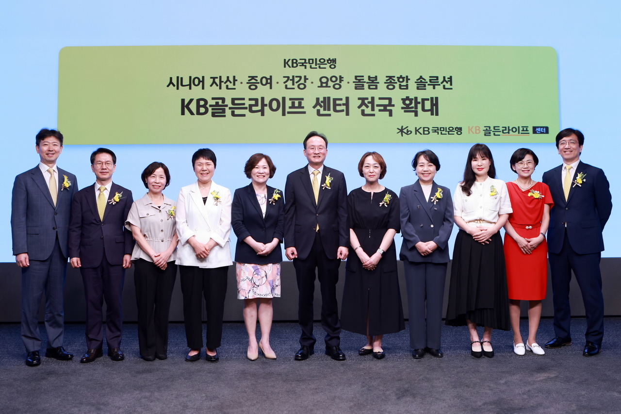 이환주(왼쪽 여섯 번째) KB국민은행장과 박병곤(왼쪽 두 번째) KB국민은행 영업그룹 부행장, 양영철(맨왼쪽) KB국민은행 WM 추진본부장, KB골든라이프토토사이트 벤틀리장들이 23일 서울 여의도 국민은행 신관에서 기념촬영을 하고 있다. [국민은행 제공]