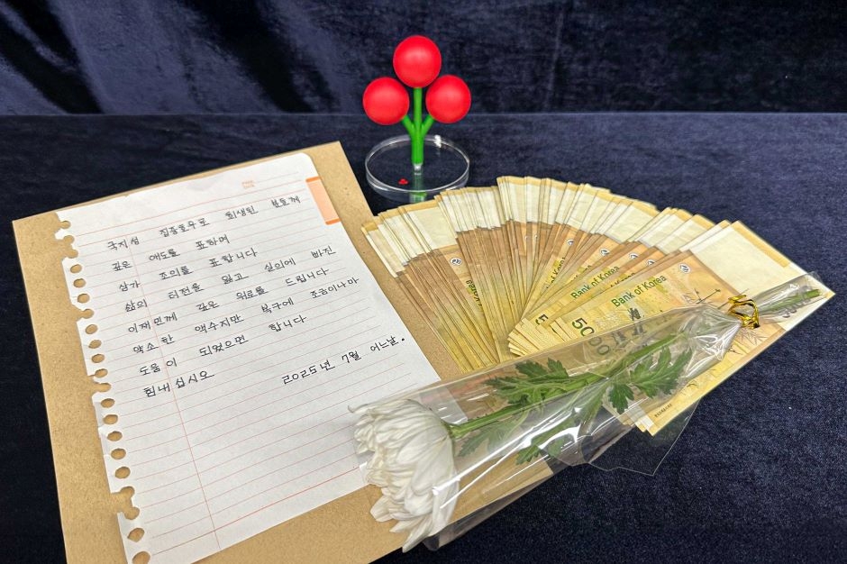 익명의 토토사이트 무료거부자가 전달한 상자 내 희생자를 추모하는 국화꽃 한 송이, 정성스럽게 눌러 쓴 손편지, 그리고 500만 원이 담긴 현금 봉투가 함께 담겨 있다.