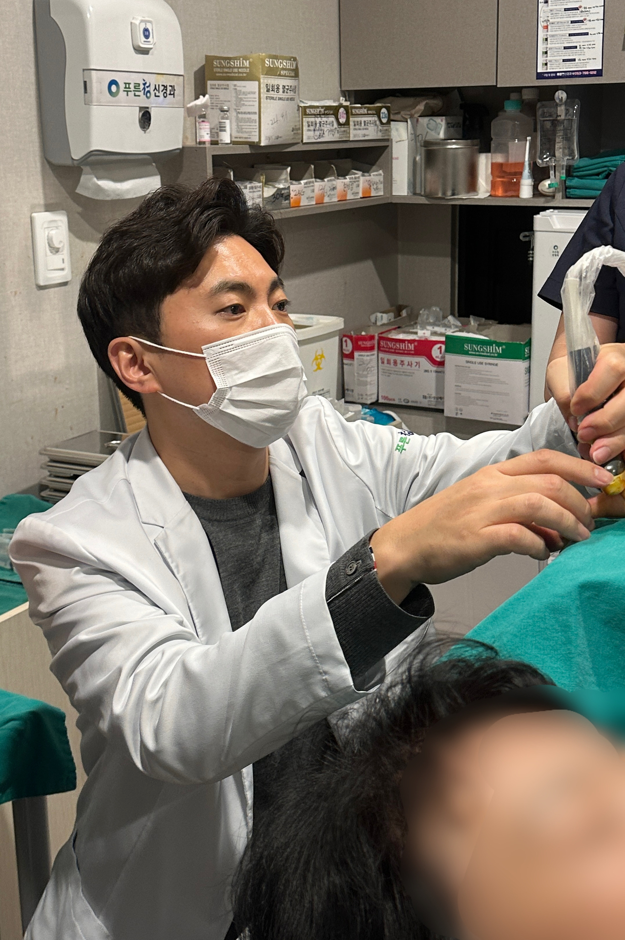 토토사이트 무료포인트 환전 치료는 보존적 방법, 수술적 처치로 나뉜다. 초기에는 손의 사용을 줄이고 약물치료, 물리치료, 주사치료로 증상을 완화할 수 있다. 그러나 중등도 이상이거나 4개월 이상 지속된 만성 증상이라면 보다 적극적인 치료가 필요하다