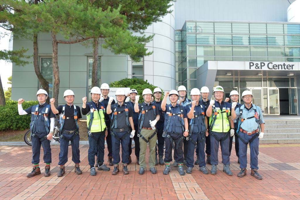 랜드토토 경영진 등 임직원들이 안전관리 실태 점검에 앞서 기념촬영을 하고 있다. [랜드토토 제공]