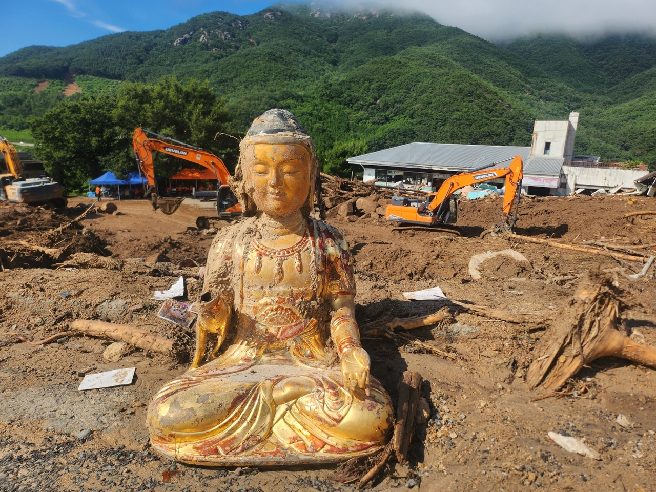 23일 경남 산청군 신안면 외송리 구 경호강 휴게소 침수지역에 수색작업을 하고있다.[뉴시스]