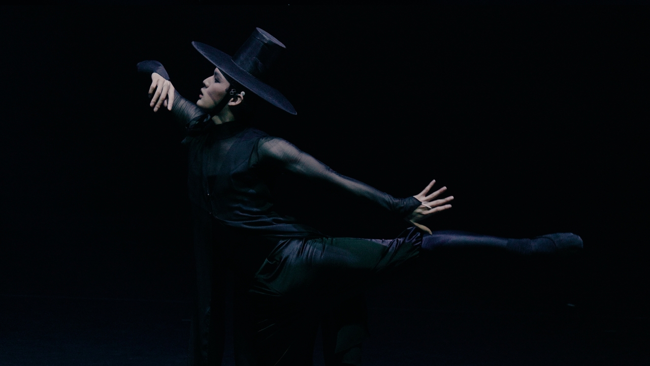 A dancer wearing a "heungnip" performs in"Gat." (Yunbyul Ballet Company)