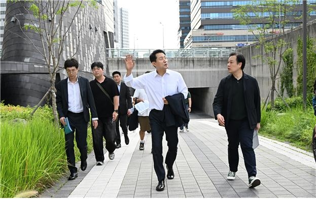 오 시장이 문정역 주변 유휴공간을 둘러보고 있다. [토토사이트 무료웹툰시 제공]