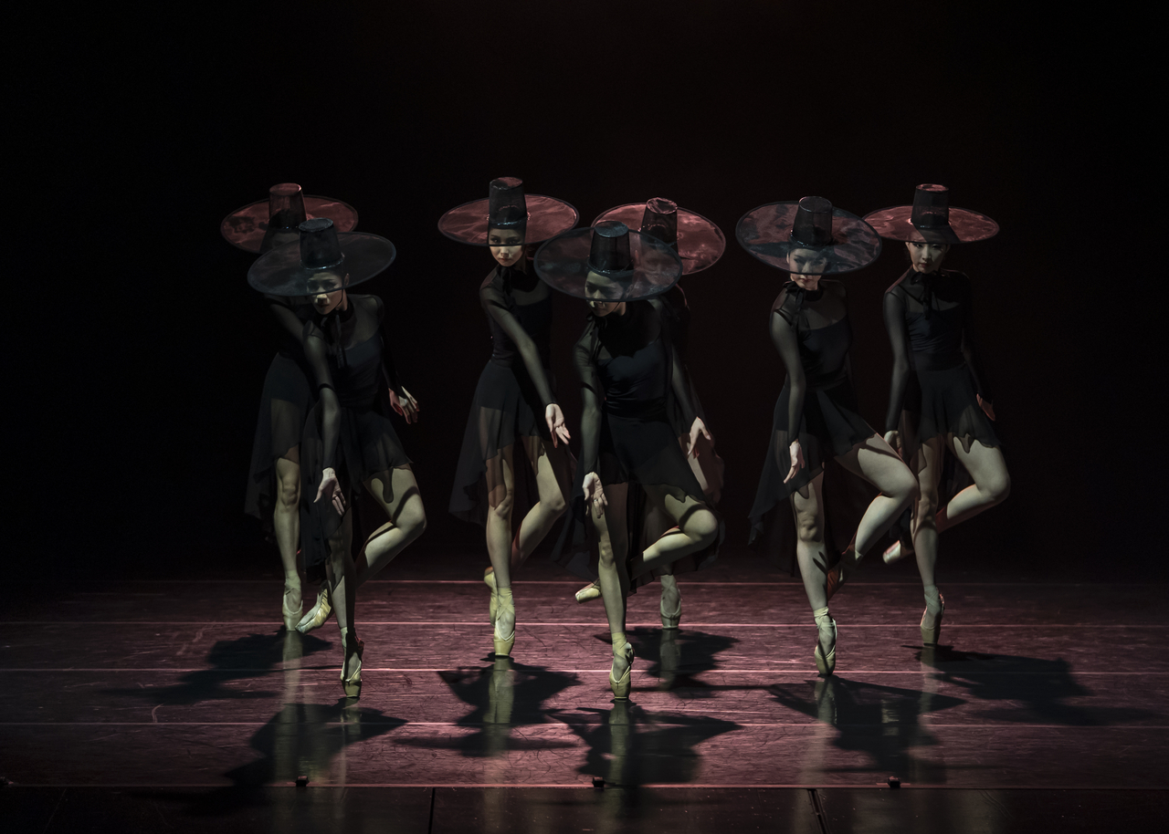 Female ballet dancers wearing "heungnip" perform in "Gat" (Yunbyul Ballet Company)