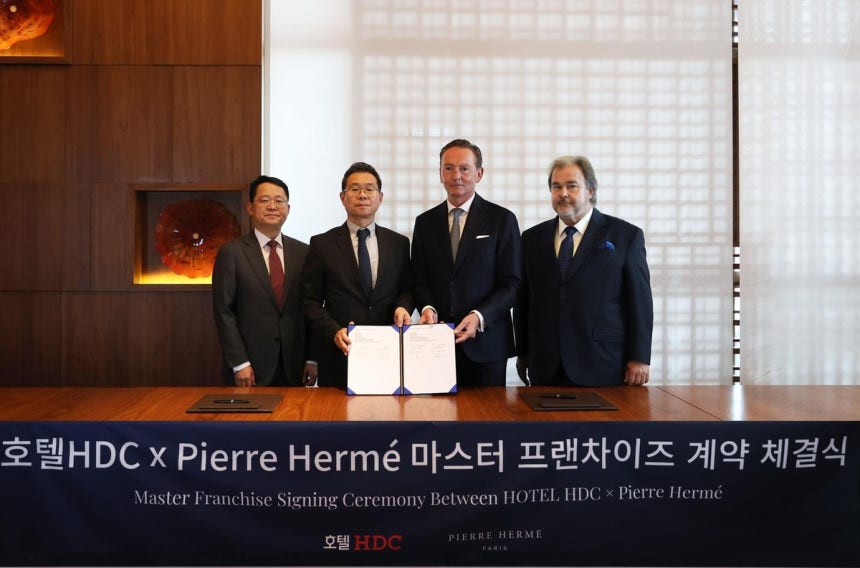 toto korea 토토사이트HDC와 피에르 에르메 마스터 프랜차이즈 계약 체결식에서 관계자들이 기념 사진을 촬영하고 있다. [toto korea 토토사이트HDC 제공]