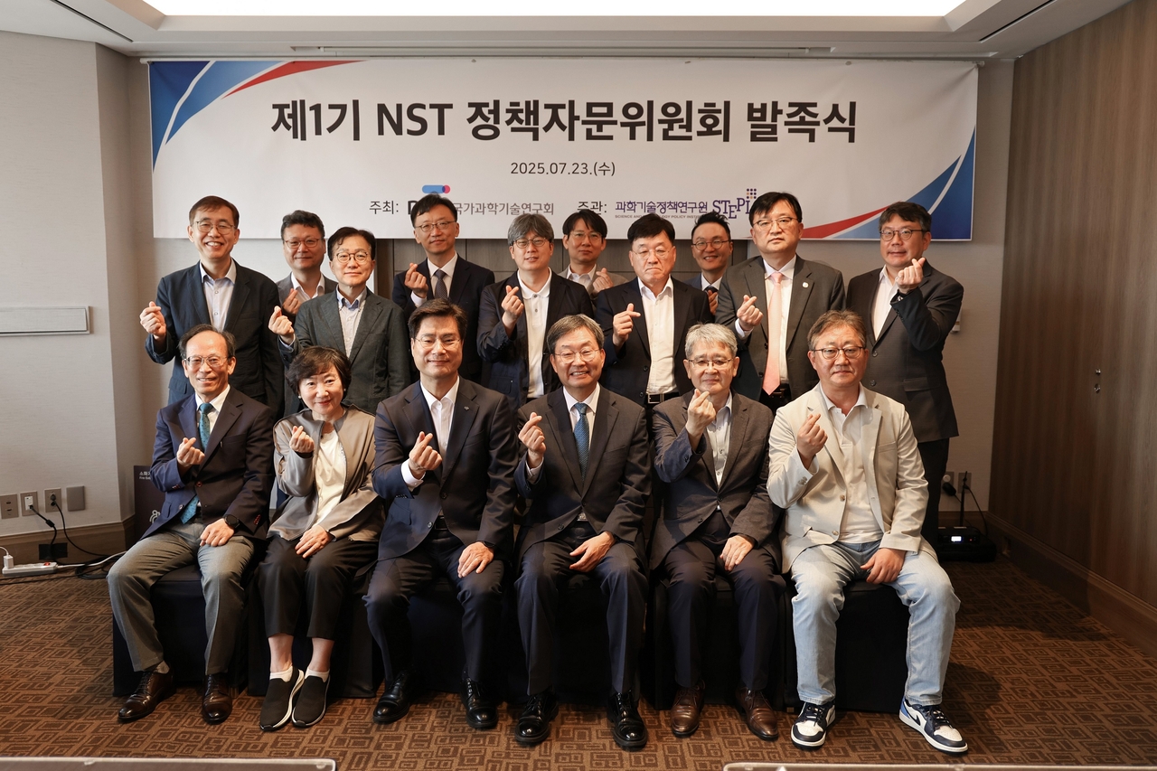 제1기 NST 정책한글지원 해와 토토사이트와 혁신정책기획단이 함께 기념촬영을 하고 있다.[NST 제공]