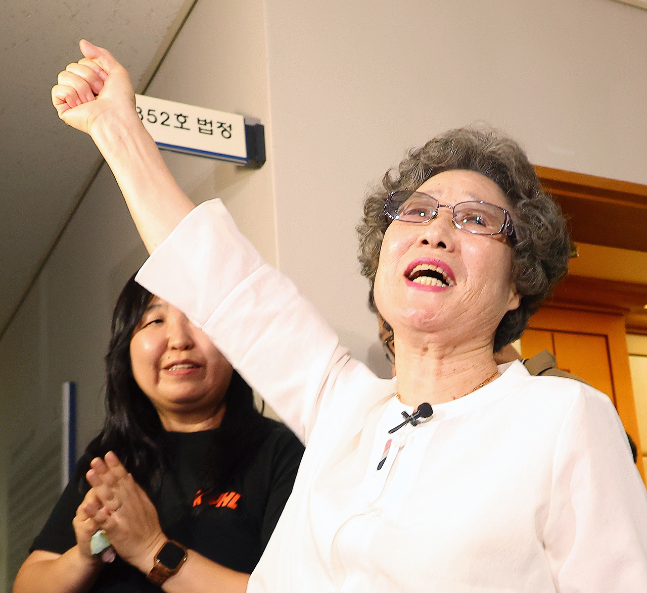Choi Mal-ja (right) celebrates after the prosecution requested a not guilty verdict for her at a hearing at the Busan District Court on Wednesday, in a retrial for her wrongful conviction in 1965. (Yonhap)