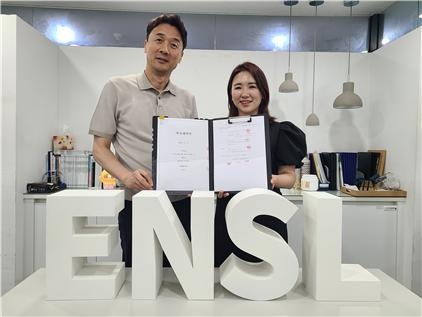 안창주(왼쪽) 엔슬파트너스 대표와 오찬미 레고토토 대표가 시드 투자 유치 계약을 체결한 뒤 기념촬영하고 있다. [레고토토 제공]
