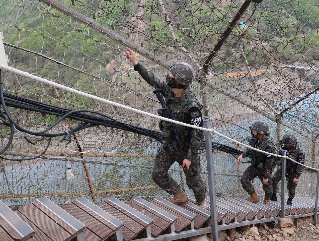 합동참모본부는 전날 밤 중서부전선에서 군사분계선(MDL)을 넘어오는 북한 인원 1명의 신병을 확보했다고 4일 밝혔다. 자료사진. [on game 토토사이트DB]
