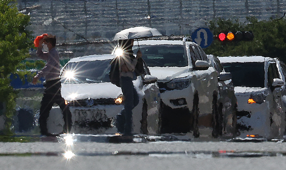 Air simmers over a road in Daegu, where a heat wave warning was issued on Tuesday. (Yonhap)