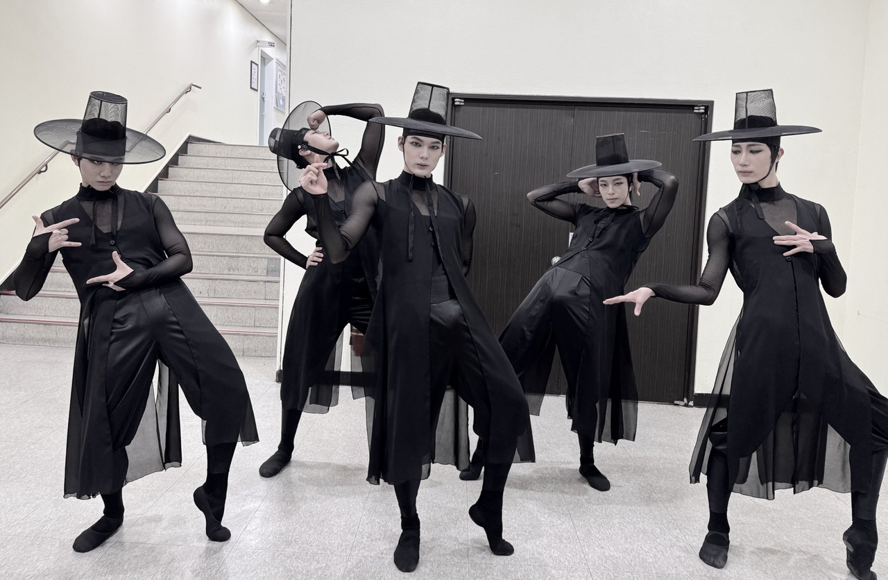 Ballet dancers wearing "heungnip" pose with a playful nod to the Saja Boys’ signature pose in Netflix’s "Kpop Demon Hunters." (now_ooki/screencapture from Twitter)