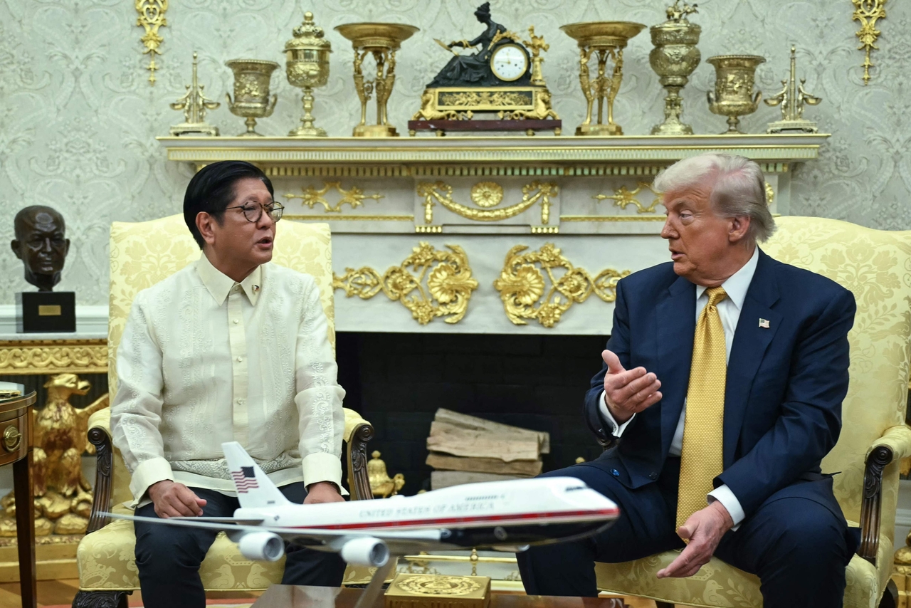 US President Donald Trump met with Philippine President Ferdinand Marcos Jr. at the White House, expressing confidence in reaching a trade deal, on Tuesday. (AFP-Yonhap)