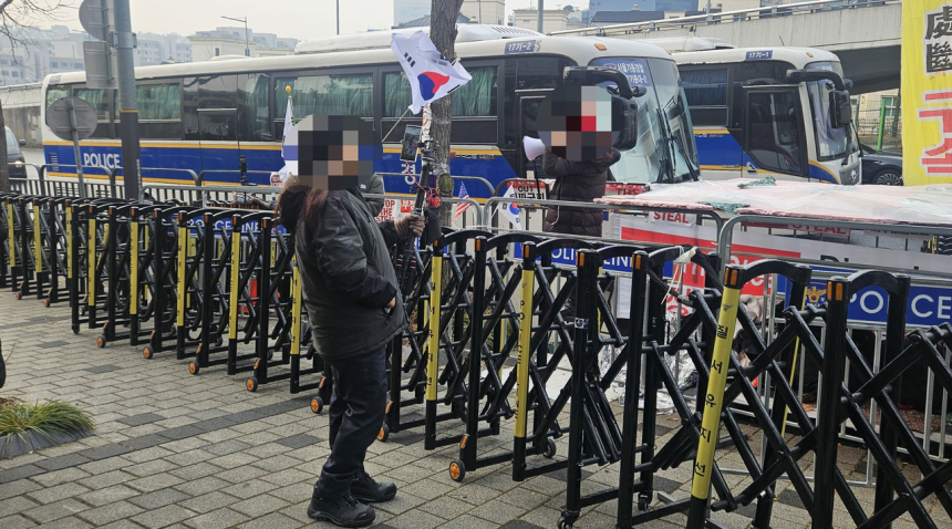 탄핵 찬성·반대 집회에 참여한 토르 토토버들끼리 쌍욕을 주고받는 등의 아찔한 상황도 여러 번 목격됐다. 박지영 기자
