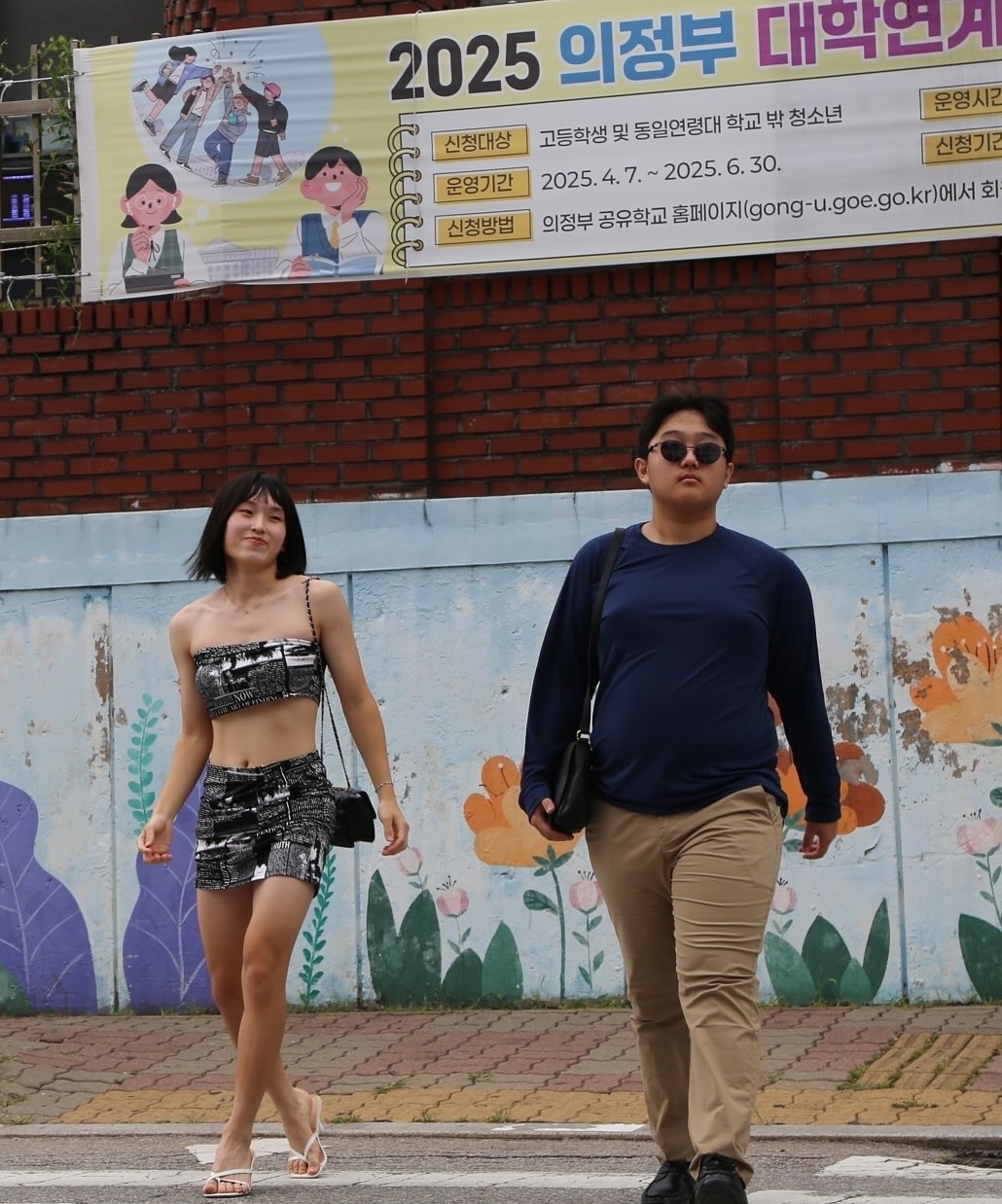Two students from the all-boys Uijeongbu High School in Gyeonggi Province recreate a paparazzi photo of Hybe Chairman Bang Si-hyuk and internet streamer Kwajeup Seyeon for their graduation photo. (Instagram)