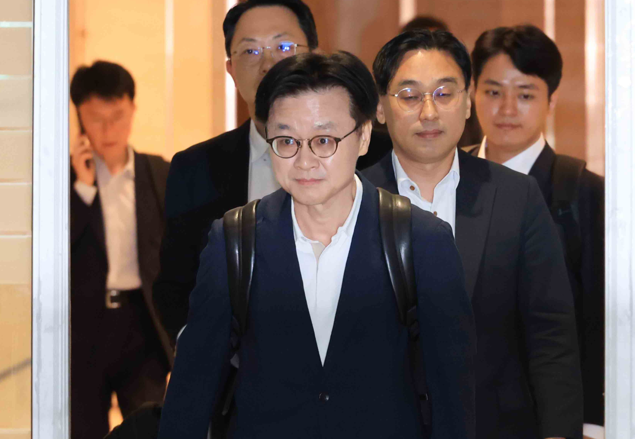 Industry Minister Kim Jung-kwan left Incheon International Airport Wednesday, heading to Washington, D.C. (Yonhap)