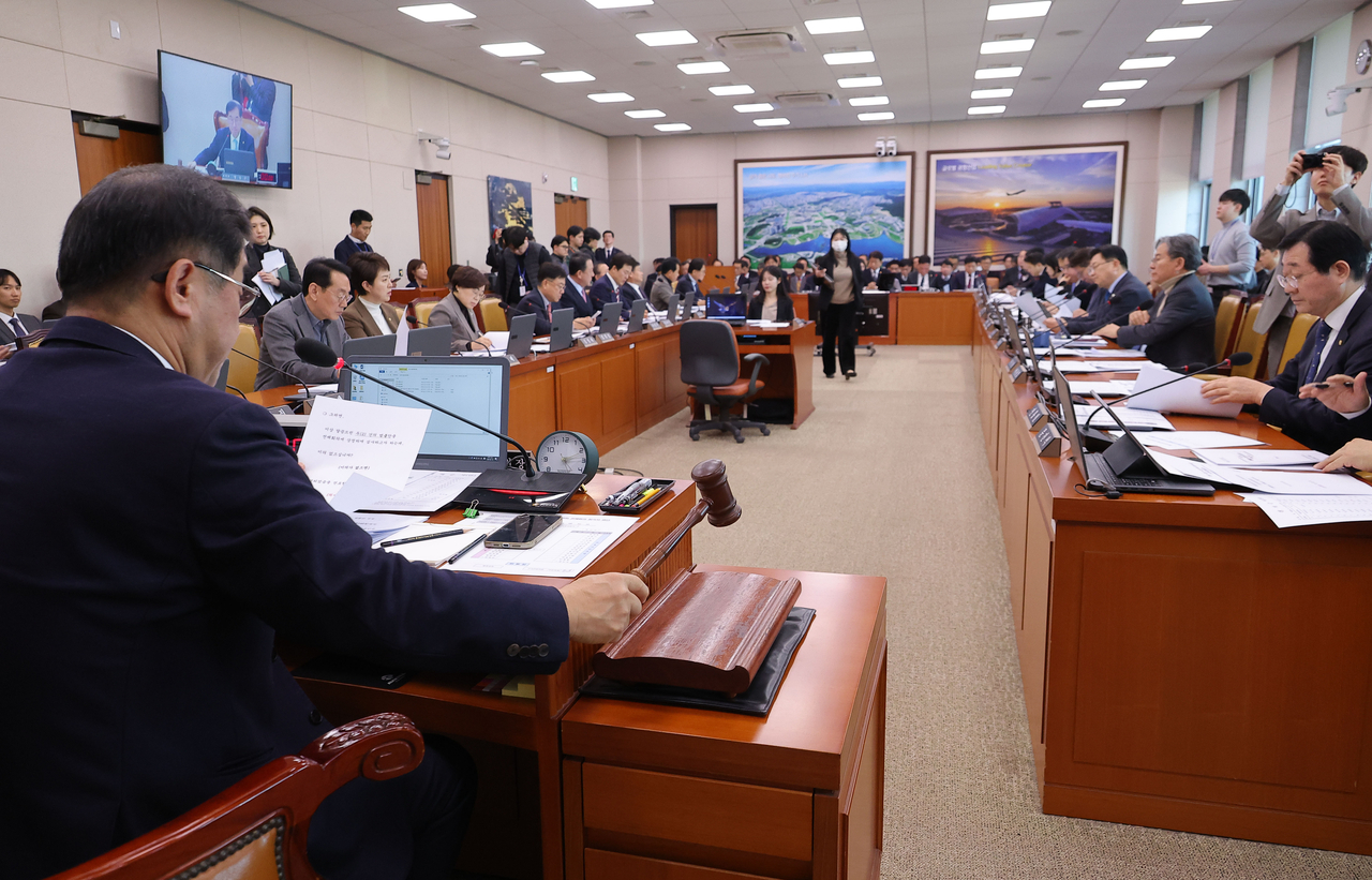 18일 국회에서 열린 국토교통위원회 전체회의에서 맹성규 위원장이 의사봉을 두드리고 있다. [연합]