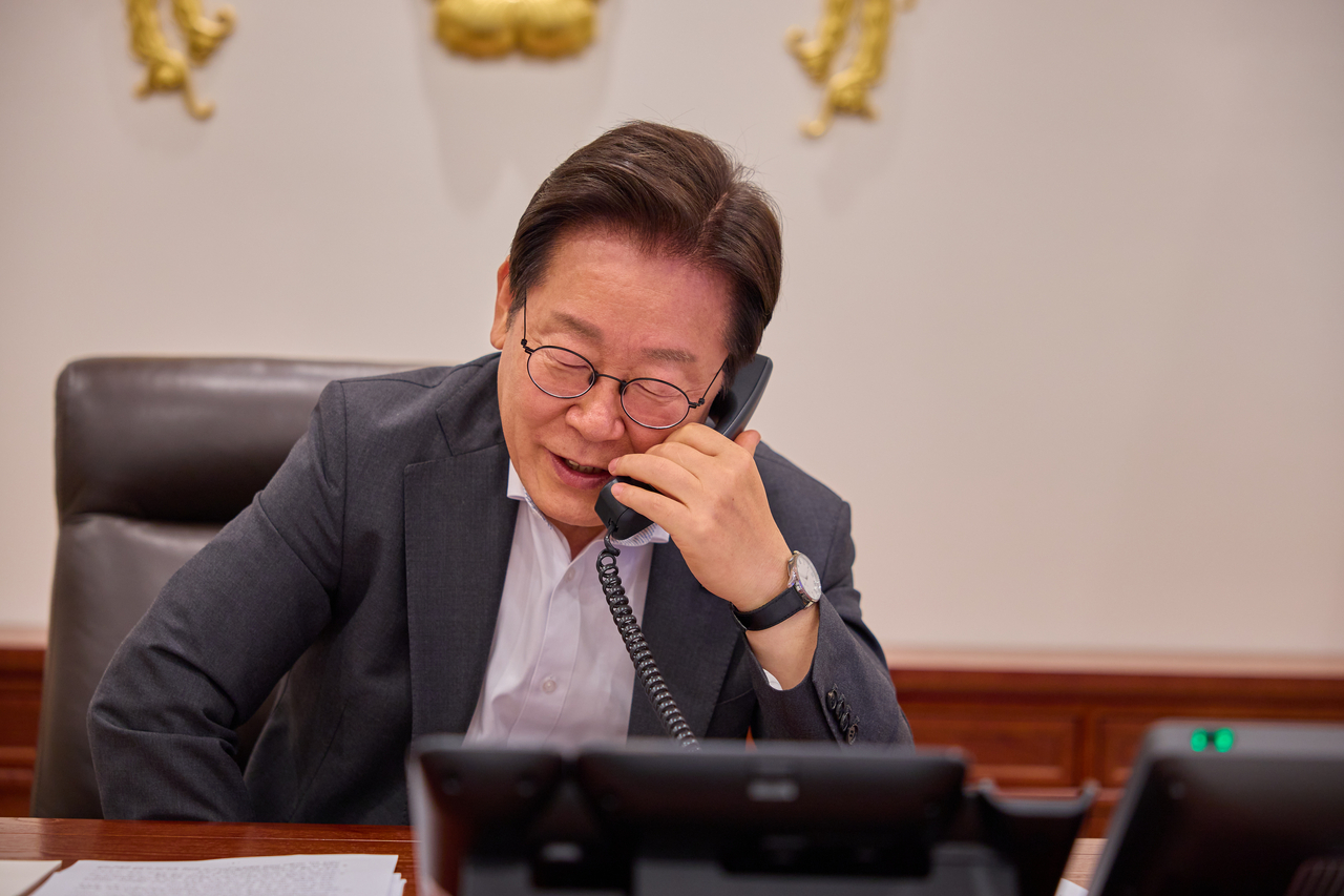 이재명 토토사이트 무료거부이 지난 22일 용산 토토사이트 무료거부실에서 타밈 빈 하마드 알사니 카타르 국왕과 통화를 하고 있다. [토토사이트 무료거부실 제공]